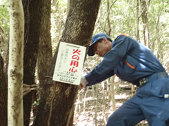 写真：看板の取り付け