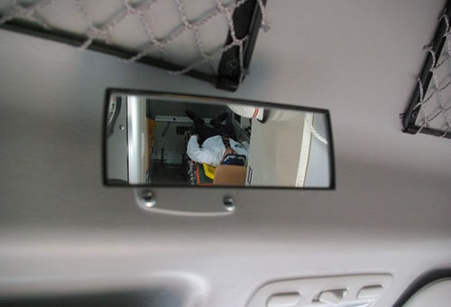 写真：救急車の運転席のミラー