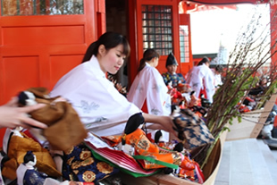 写真3：雛流し