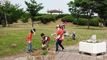 ボランティア団体による公園での清掃（松江地区）