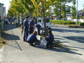 企業と小学生による清掃活動