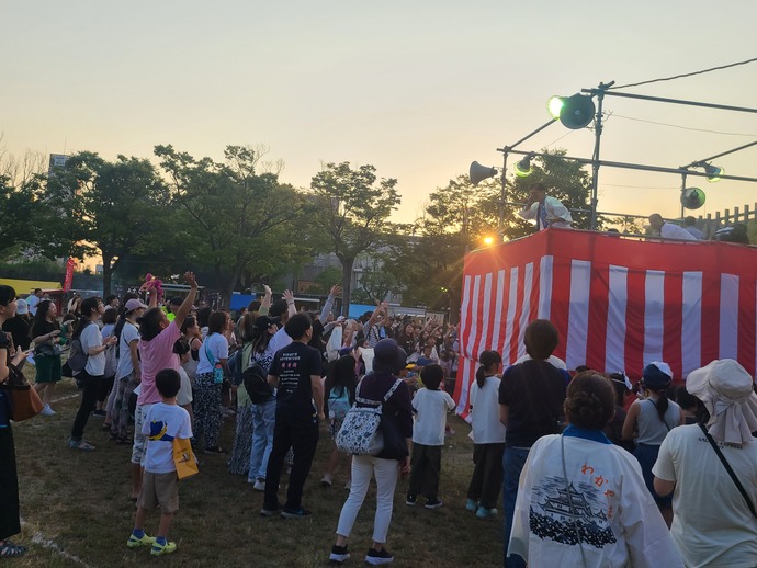 餅まきの様子