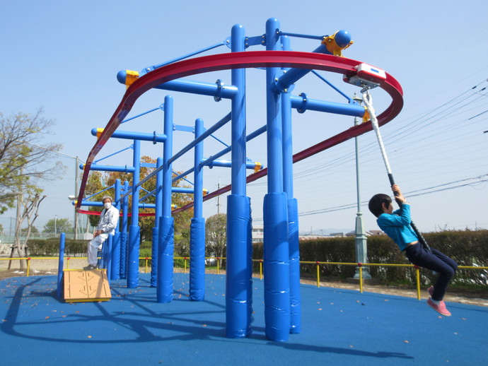 写真：エンドレスターザンロープ（和歌山東公園）