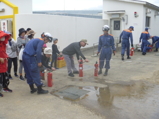 写真：水消火器による消火訓練