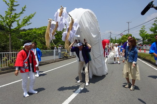 和歌祭出発地点近くで写真撮影