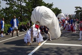 和歌浦アートキューブ前で写真撮影