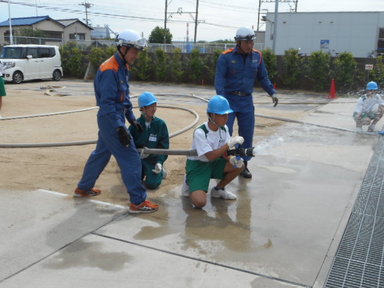 学生が放水体験しています