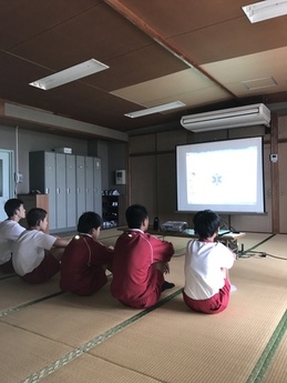 講習を受講する中学生の写真