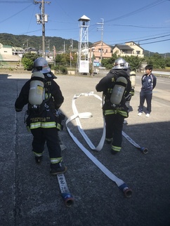 ホース延長訓練を行う中学生の写真