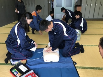 心肺蘇生法を行う中学生の写真