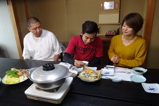 魚料理の食事風景