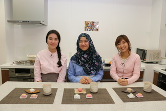 出来上がった和菓子を食べる様子