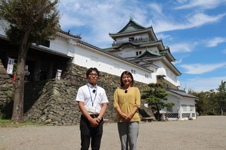 和歌山城天守閣前で和歌山城の歴史について聞く様子