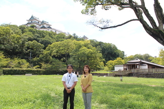 二の丸の大奥跡で話を聞く様子