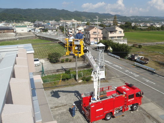 はしご車にのっている様子