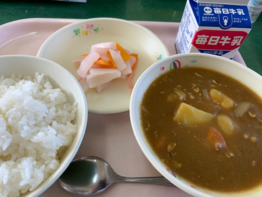 収穫された赤大根を使った給食の写真