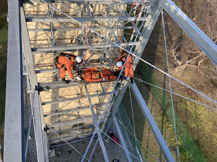 登はん競技場の点検作業中に意識をなくした要救助者を救出している写真