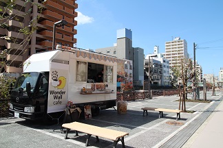 京橋親水公園　キッチンカー出店の様子