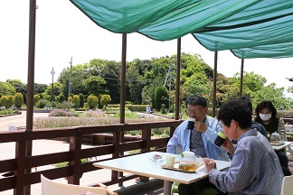 ハーブティーを飲む方々の様子