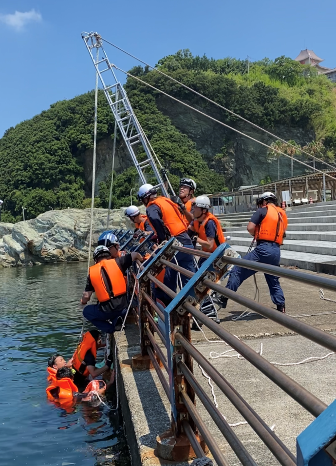 写真：救助活動中