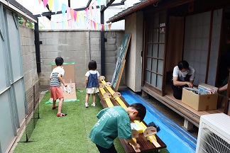 ほんまちえんがわはうすで子どもが遊ぶ様子