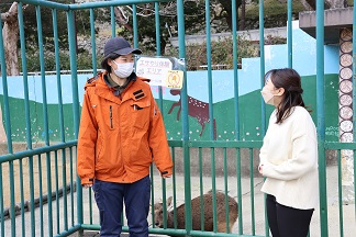 飼育員さんへのインタビューの様子