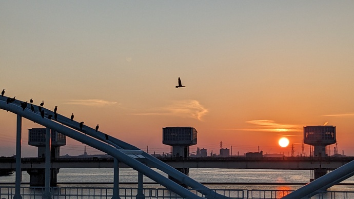 夕焼けと橋の写真