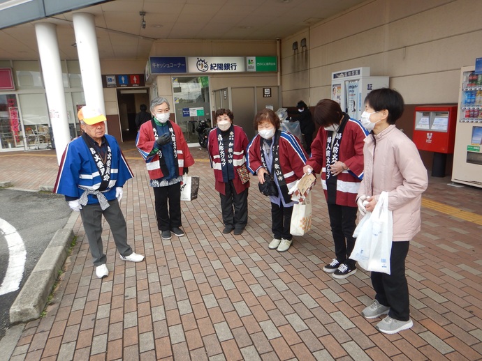 写真：街頭広報にご協力頂いた婦人防火クラブ紀伊支部隊長の皆さん