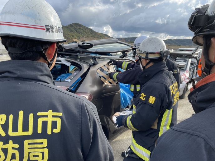 写真：車両解体訓練を実施しました