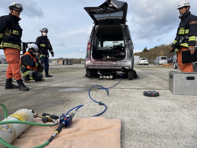 写真：救助資器材を用いて車両の持ち上げを行っています