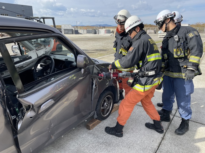 写真：車両のドアを開放しています