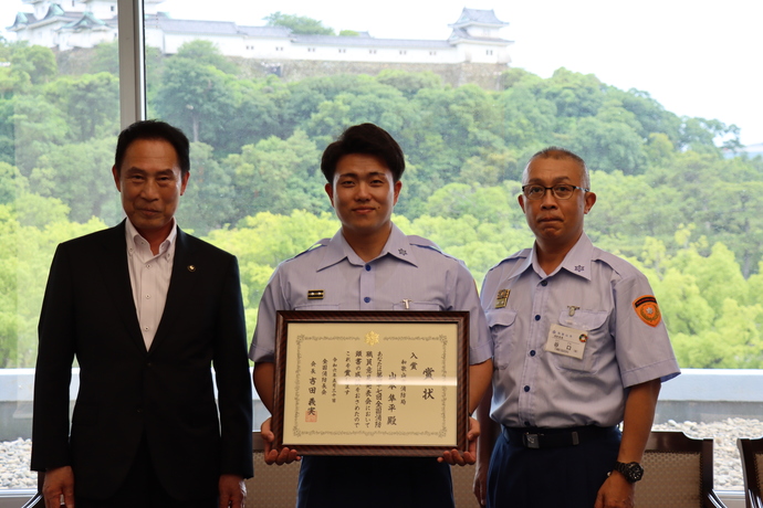 尾花市長、山本消防副士長、谷口局長と記念撮影