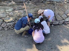 平井先生と子どもたちの写真