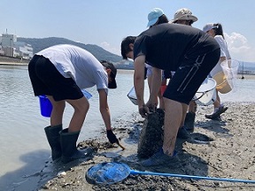 夢中になって生き物探しをする参加者たちの写真1枚目