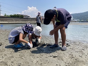 夢中になって生き物探しをする参加者たちの写真2枚目