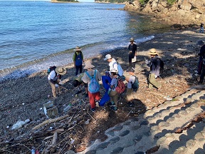 海岸でゴミ拾いをする参加者の様子