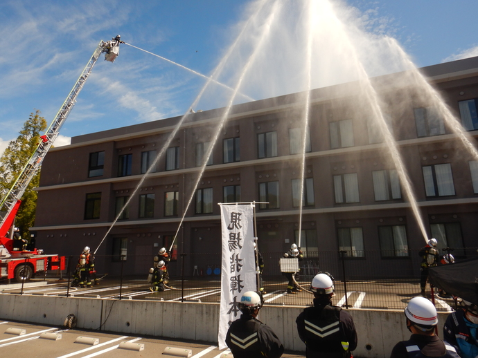 写真：一斉放水