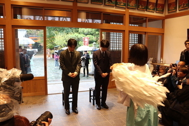 玉津島神社で祈祷を受ける写真