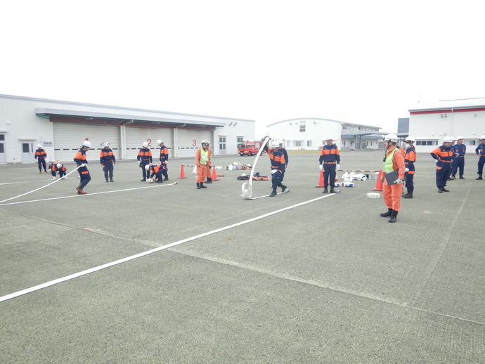 消防用ホース延長の様子