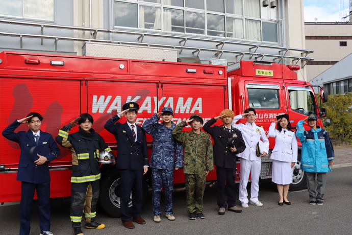 消防車両と学生様の写真