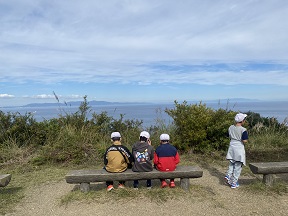 展望台で休憩する様子