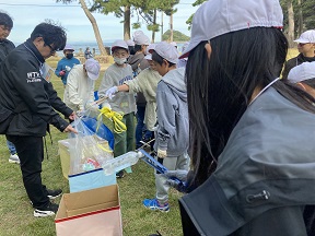 拾ったごみを分別する様子