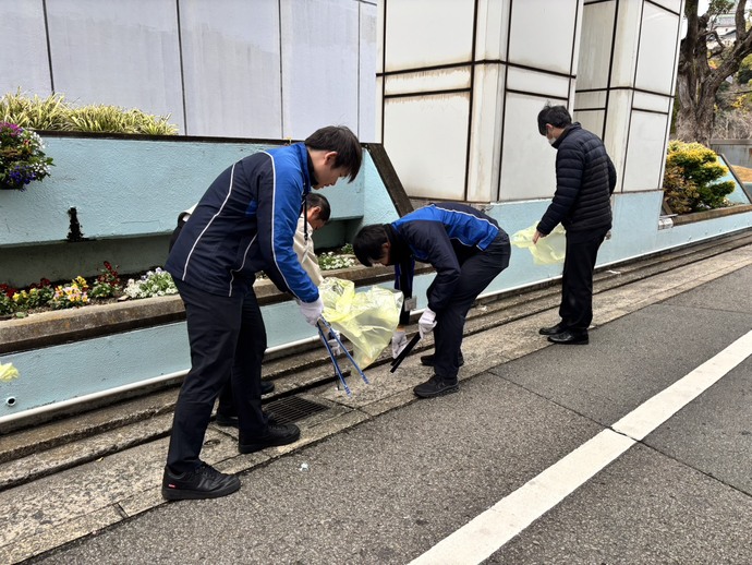 市役所周辺での「おはよう5分間清掃」の様子(1)