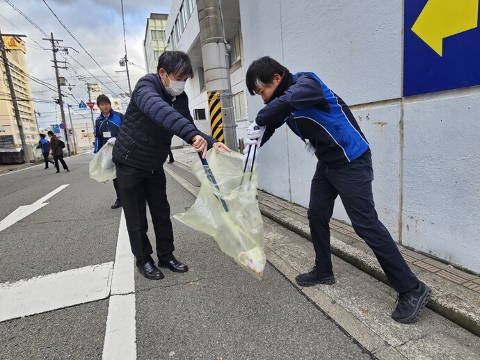 市役所周辺での「おはよう5分間清掃」の様子(1)