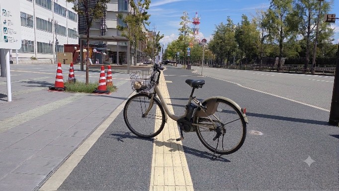点字ブロック上に自転車を駐輪している画像を掲載しています。